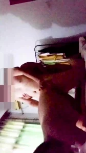 (4)